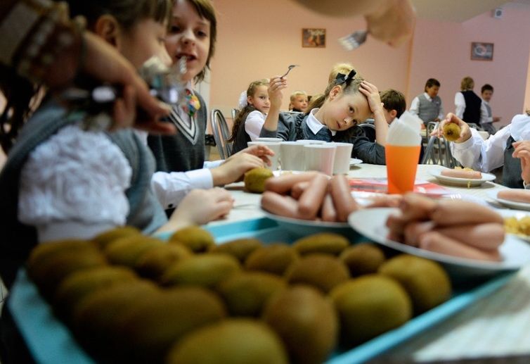 «Вкрадені» обіди: на Володимиреччині чиновники на півроку розтягли проведення тендеру й віддали перемогу найдорожчому учаснику