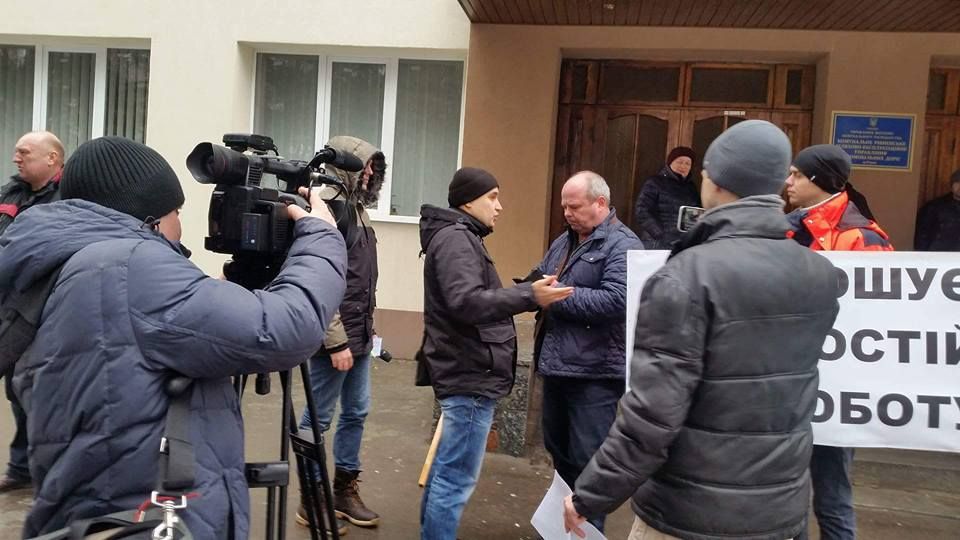 У Рівному громада принесла шляховикам сіль, лопату та побиті бампери авто [Фото]