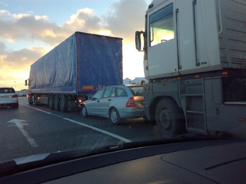 На Львівщині ДТП: легковик “зажало” між двома вантажівками (Фото)