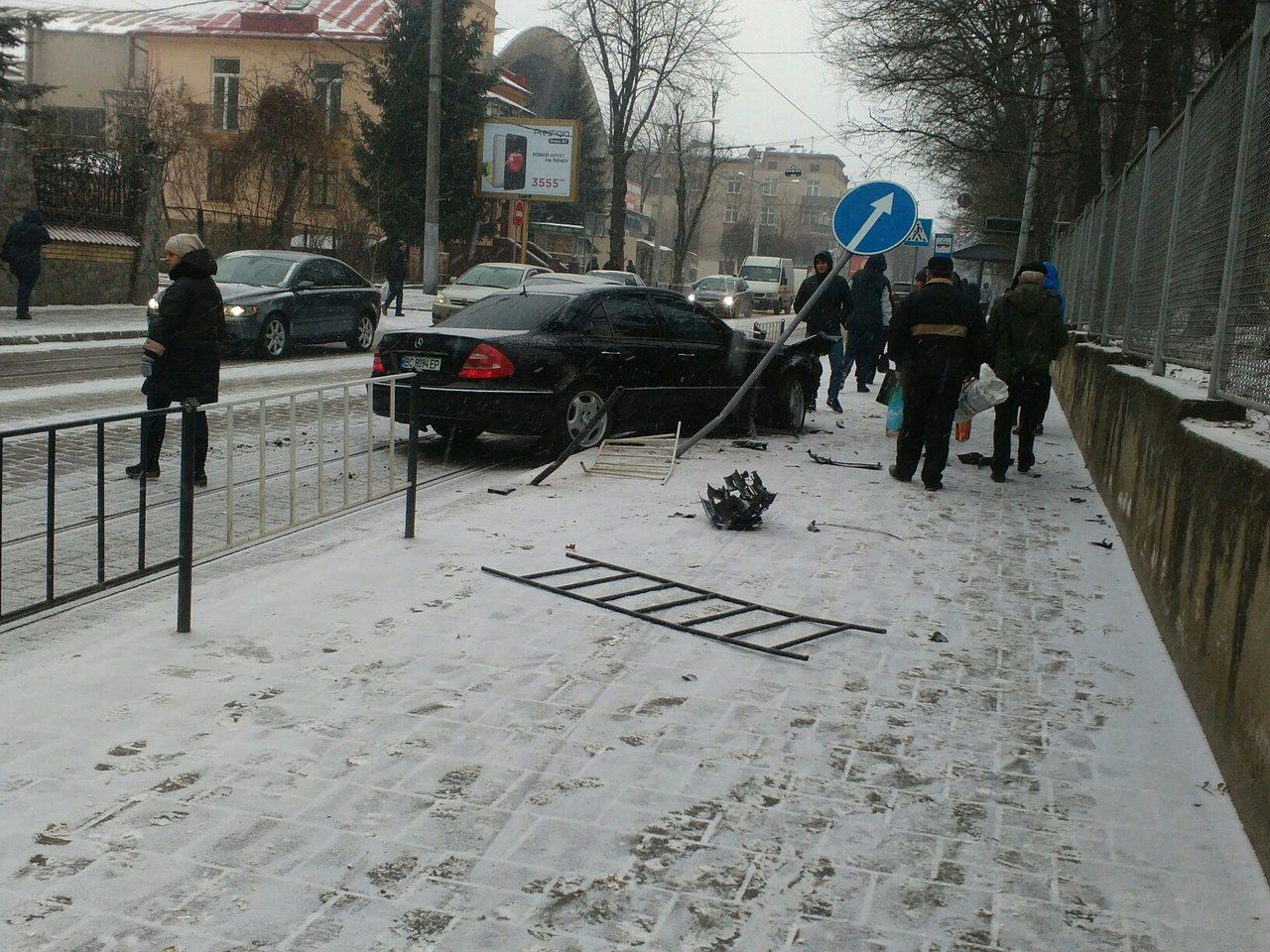 “Mercedes” потрапив в ДТП у Львові (Фото)