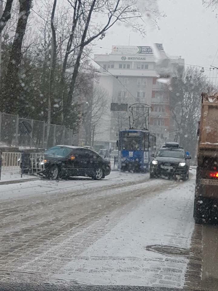 "Mercedes" потрапив в ДТП