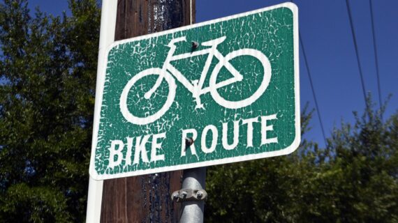 «Велосипедисти ризикують життям»: У Рівному міська влада неохоче будує велодоріжки