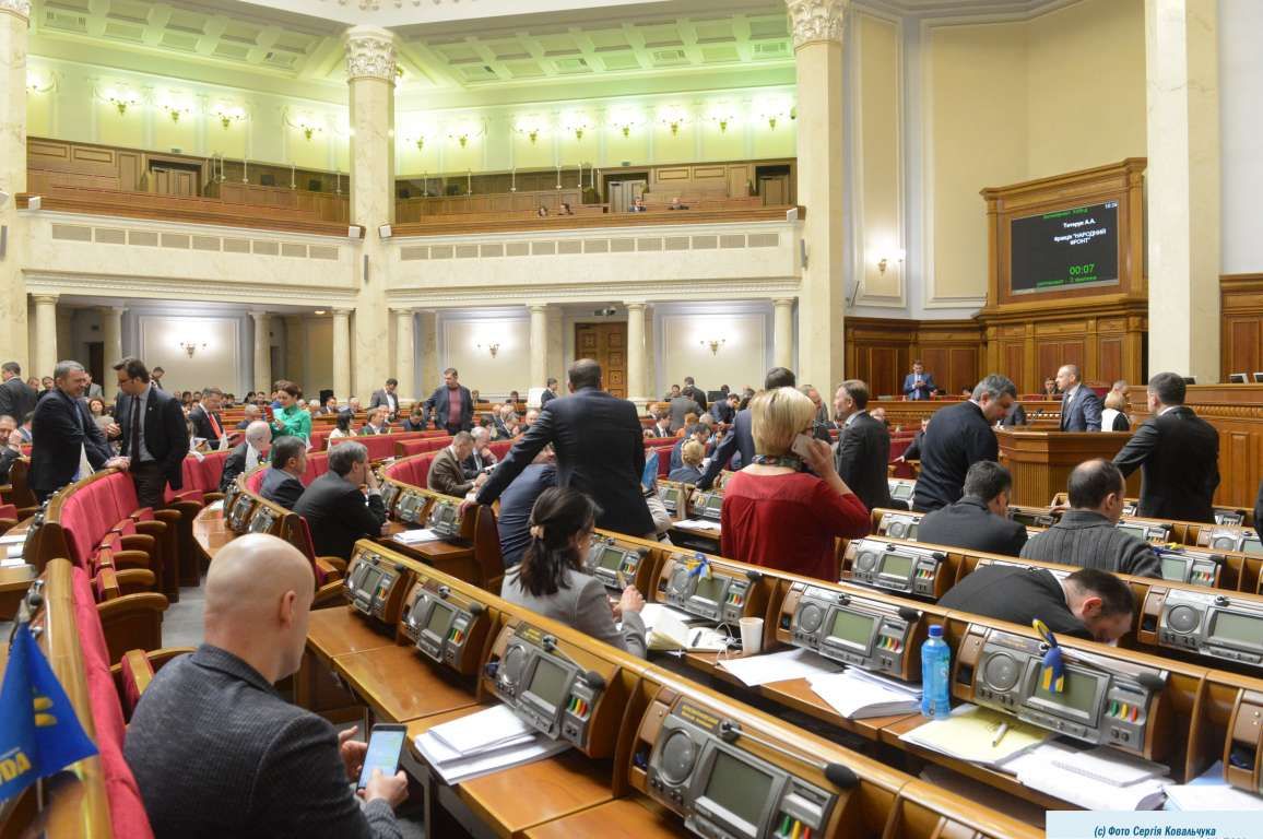 Навіть не половина: як виконують обіцянки мажоритарники областей Західної України