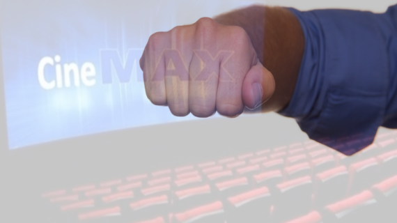 «5 елемент»: П’яний власник кінотеатру накинувся на журналіста з кулаками