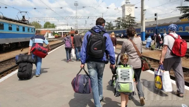 Яка міграція людей з окупованих територій у західні області країни?