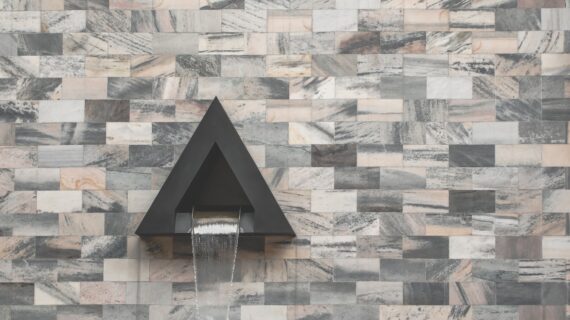 Вартість даного фонтану поки не визначена. Як зазначає головний львівський архітектор Юліан Чаплінський, благодійна фірма ще визначила остаточну вартість нового фонтану. Міська мерія зараз займається саме плануванням нового «сухого» фонтану. Цікаво те, що спочатку плануванням повинна була займатися саме благодійна фірма.