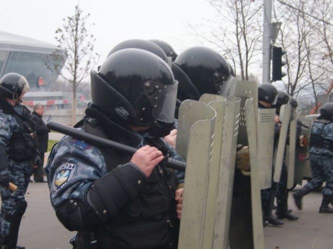 Рівняни продовжують блокувати базу “Беркуту”