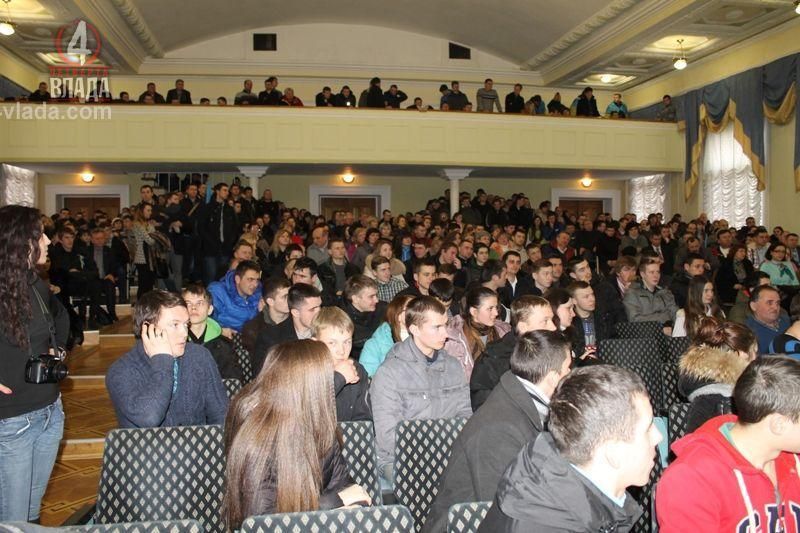 У Рівненському ВНЗ виганяють регіоналів. Операція “Вільний студент”