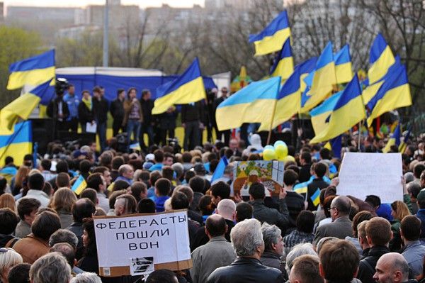Схід пробуджується. Захід підтримує