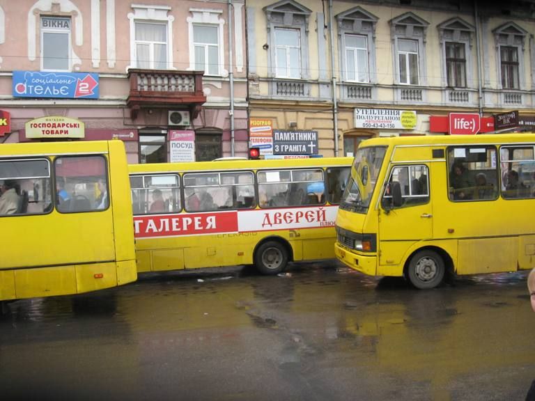 Найбезглуздіший пішохідний перехід у центрі Івано-Франківська