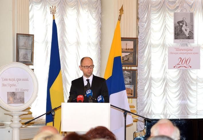 На Прикарпатті нагодували Яценюка помідорами