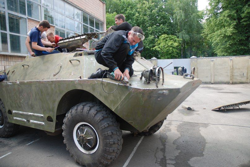 Військові автомобілі та БРДМи для АТО реставрують рівненські студенти