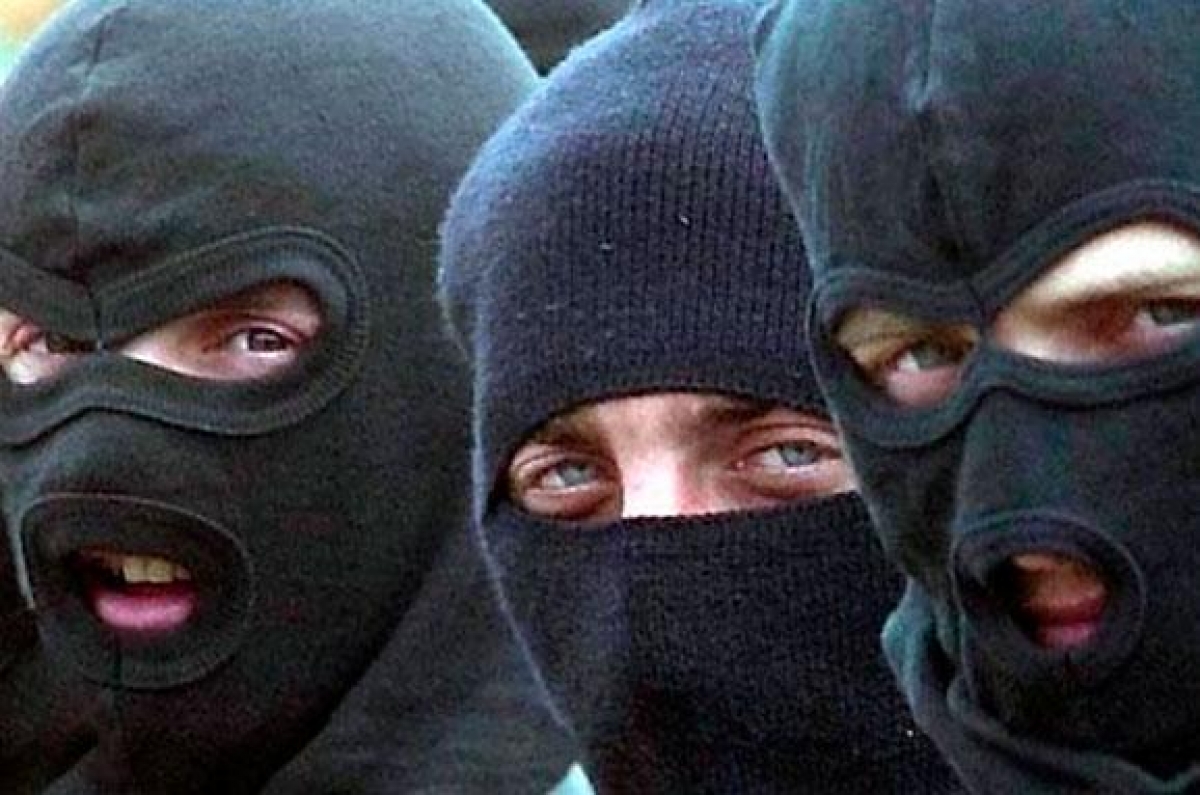 Чоловіки в балаклавах побили двох жінок
