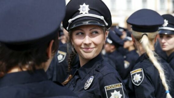 дівчина з Рівного стала поліцейським