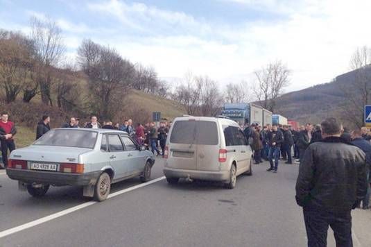 Перевізники Закарпаття блокували трасу міжнародного значення