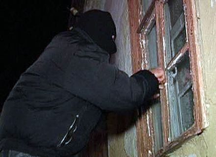 На Буковині з магазину викрали кросівки