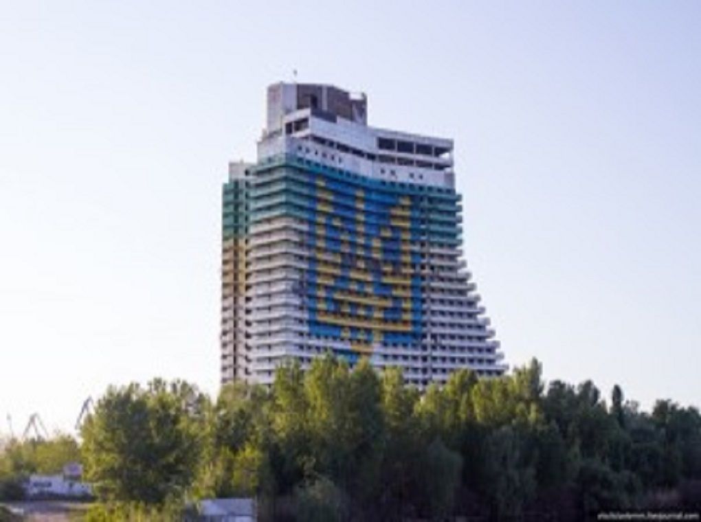Один з найвищих хмарочосів Дніпропетровська прикрасили гербом України