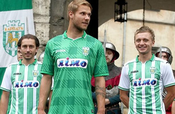 Сьогодні, 23 липня, у Львові ФК «Карпати» представив два комплекти своєї нової футбольної форми. Традиційно – у зелено-білих кольорах.