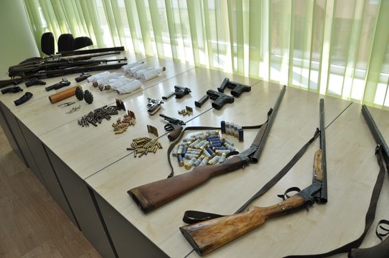В Ровенской области продолжают сдавать незарегистрированное оружие, На Рівненщині продовжують здавати незареєстровану зброю