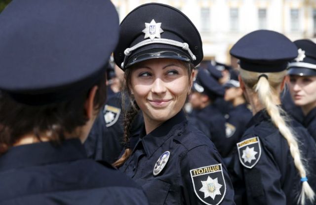 дівчина з Рівного стала поліцейським